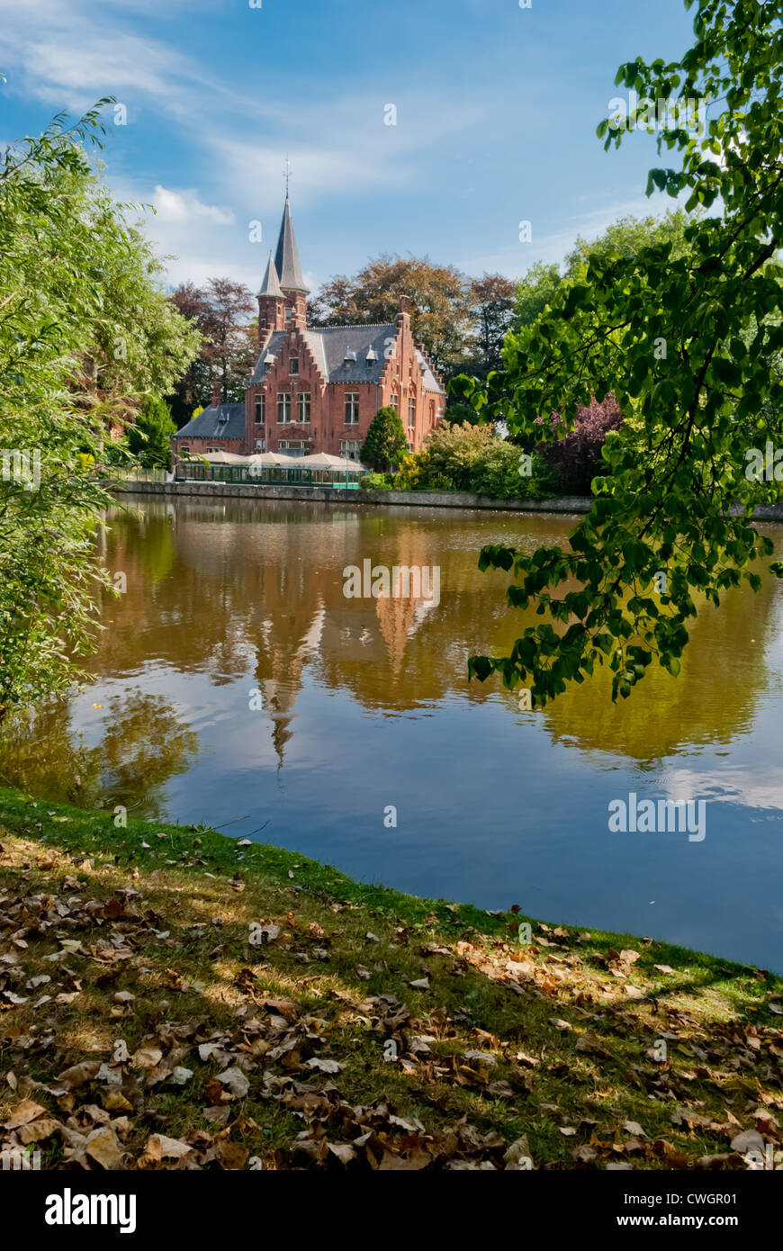 Bruges, Belgio, Minnewater panorama sul lago Foto Stock