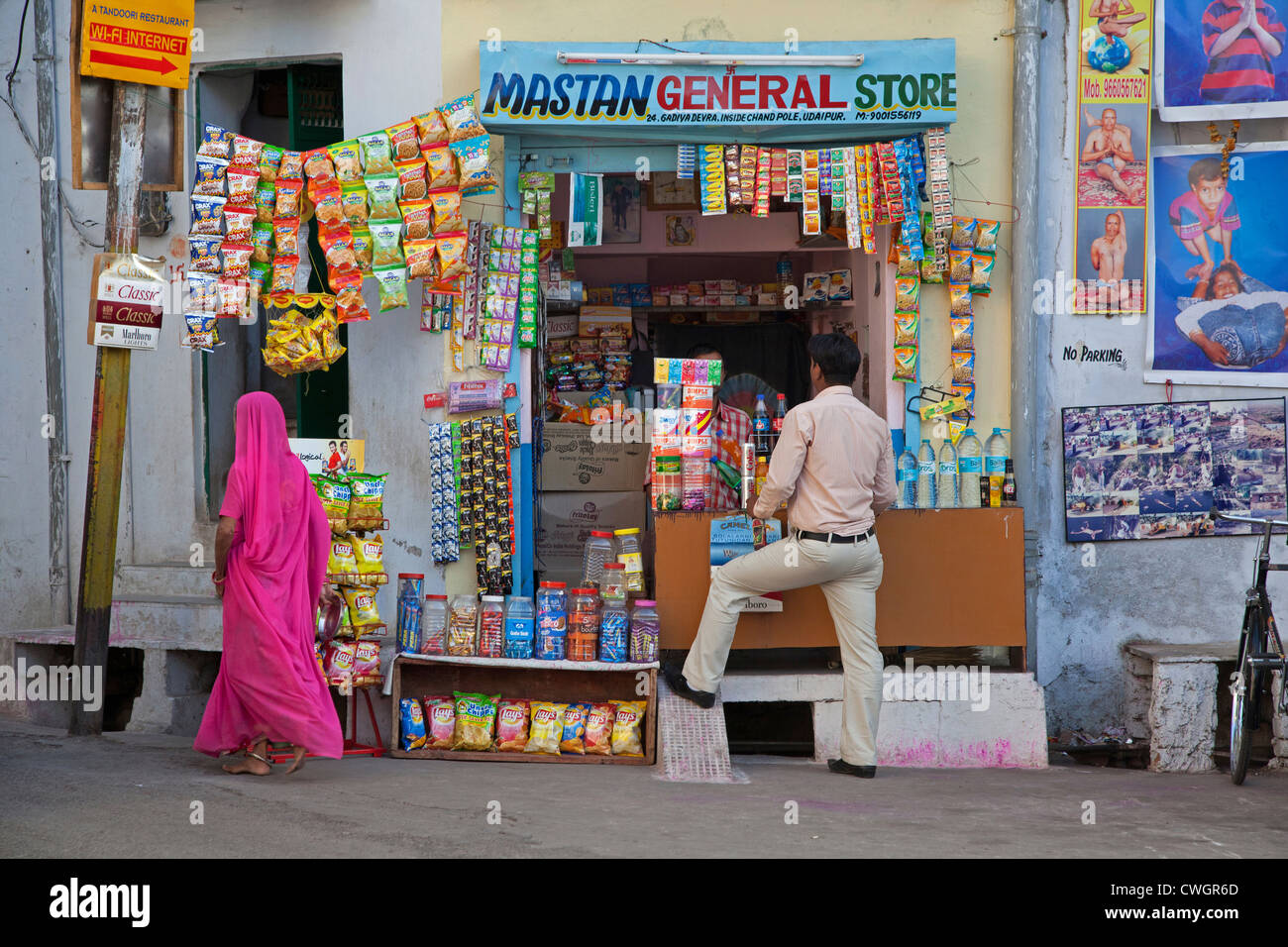 General store in strada a Udaipur / Città dei laghi, Rajasthan, India Foto Stock