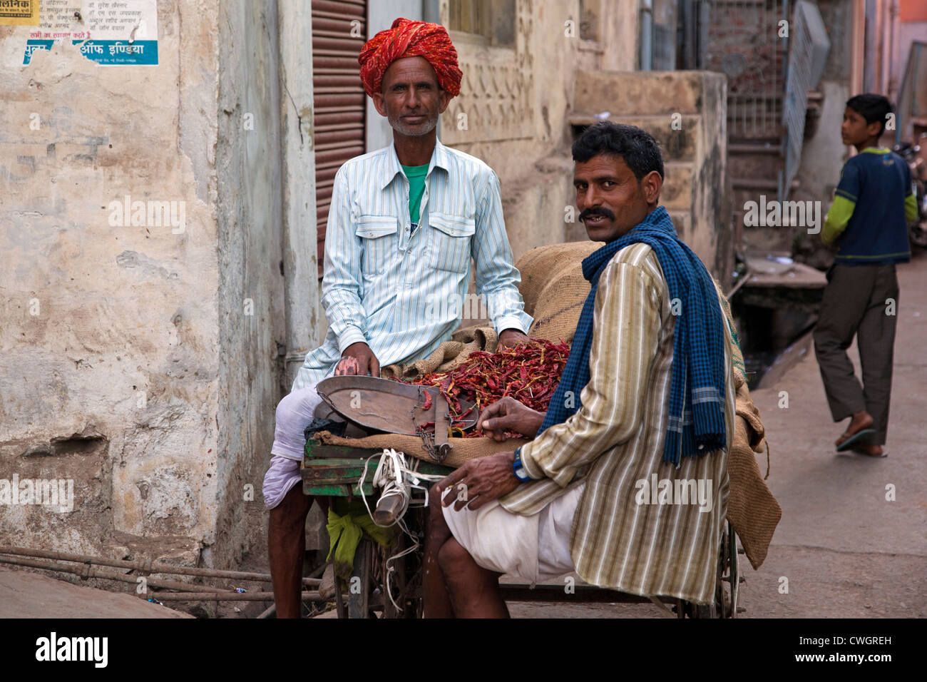 Gli uomini la vendita di peperoni rossi sulla strada di Bundi, Rajasthan, India Foto Stock