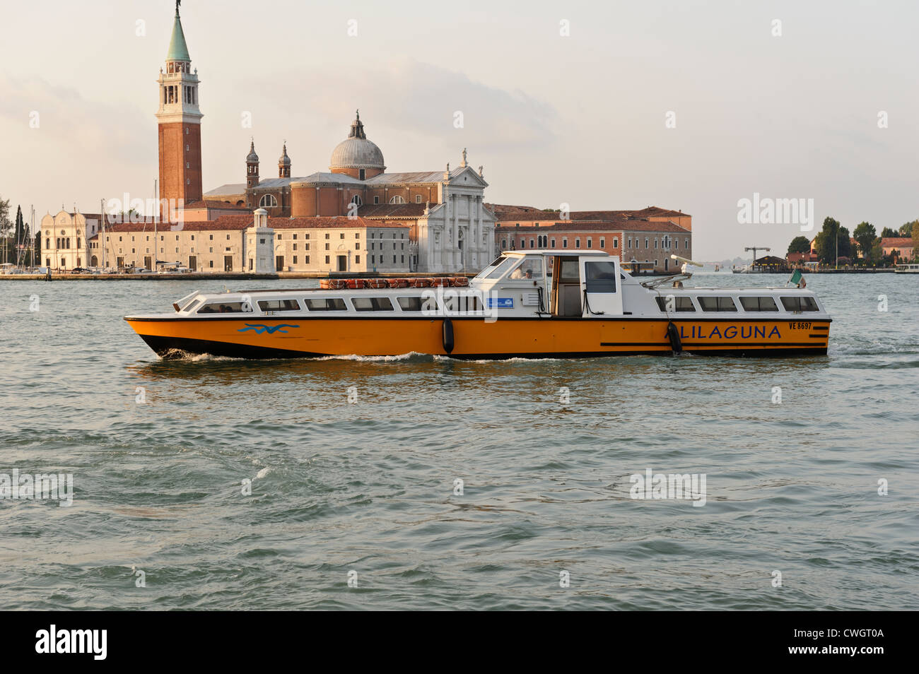 Alilaguna Boat sul Grand Canal, Venezia, Italia. Foto Stock