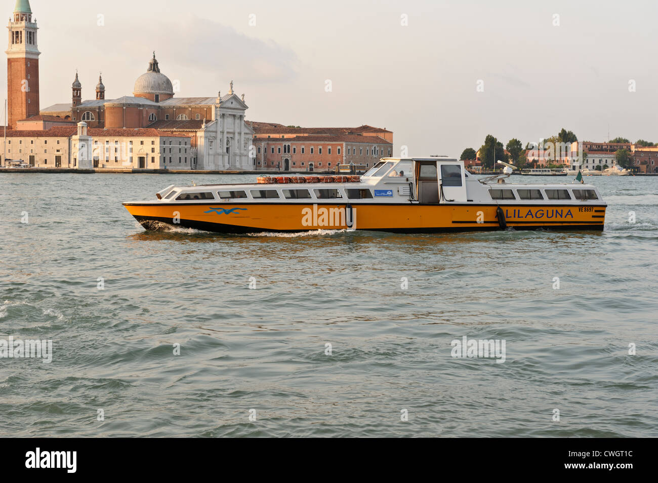 Alilaguna Boat sul Grand Canal, Venezia, Italia. Foto Stock