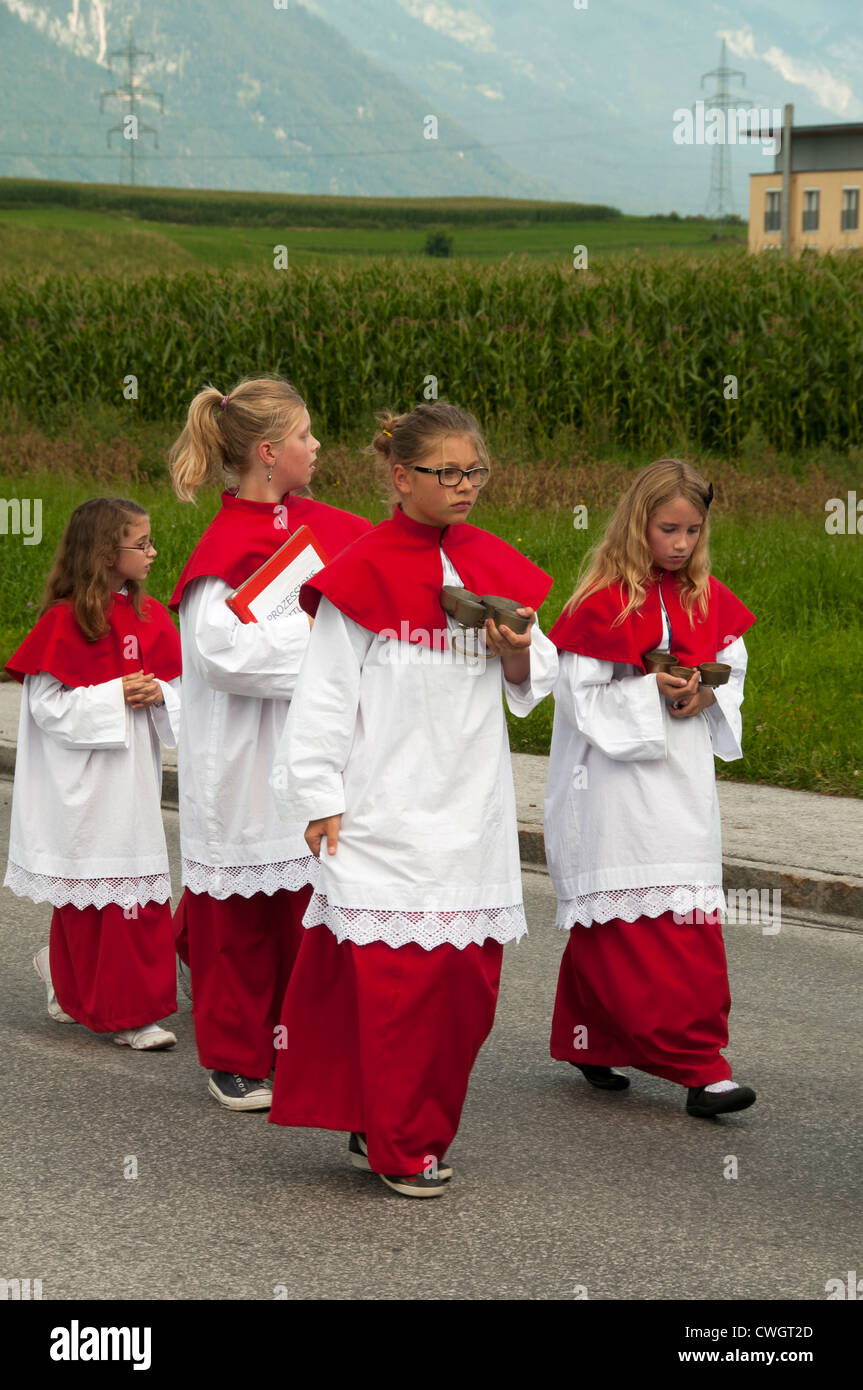 Persone che camminano in processione alla chiesa su Maria Ascensione Foto Stock