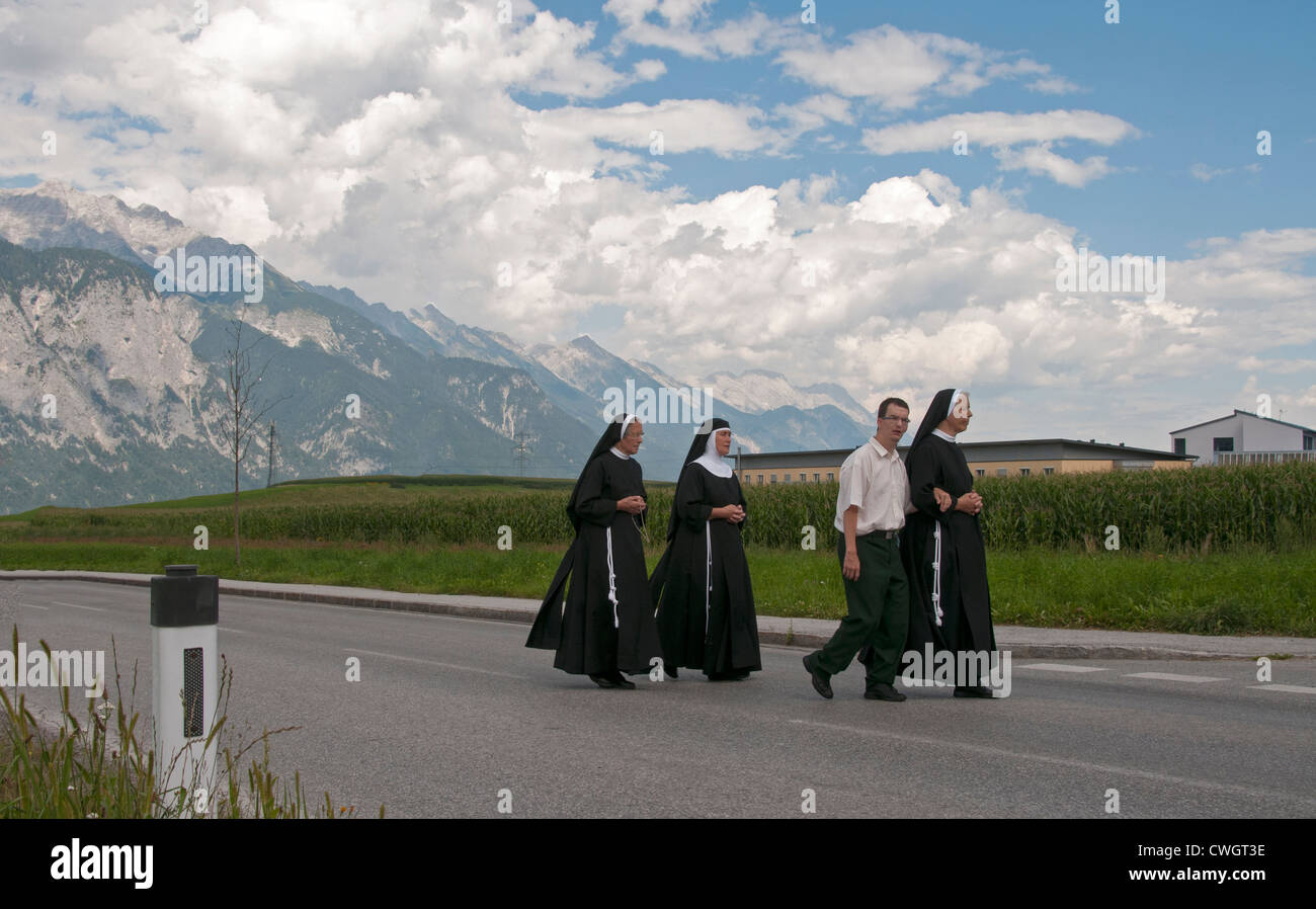 I religiosi nones passeggiate in montagna in Austria Foto Stock