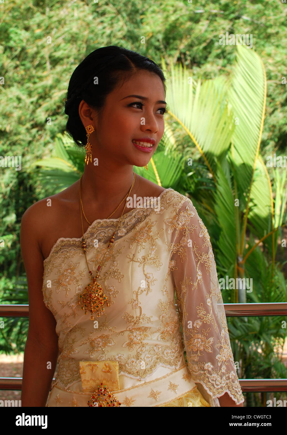Thai ragazza vestita in costume tradizionale Foto Stock