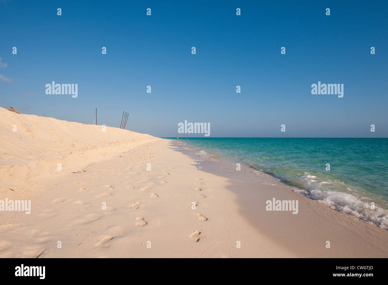 Orme orme di sabbia sulla spiaggia a Sol Cayo Santa Maria Resort, Cayo Santa Maria, Cuba. Foto Stock