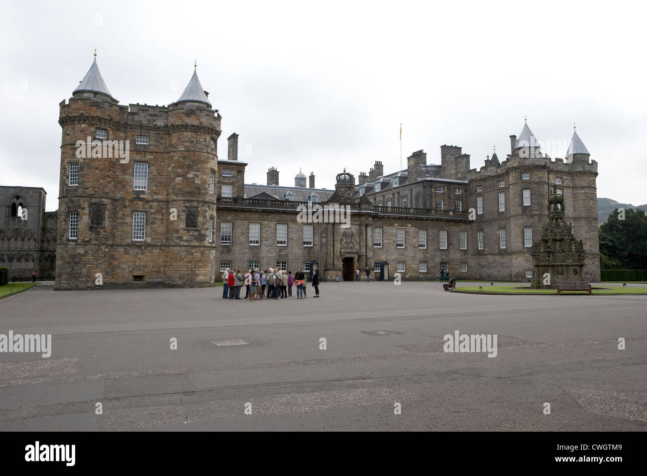 Gruppo di tour al di fuori del palazzo di Holyroodhouse holyrood Edimburgo, Scozia, Regno Unito Foto Stock