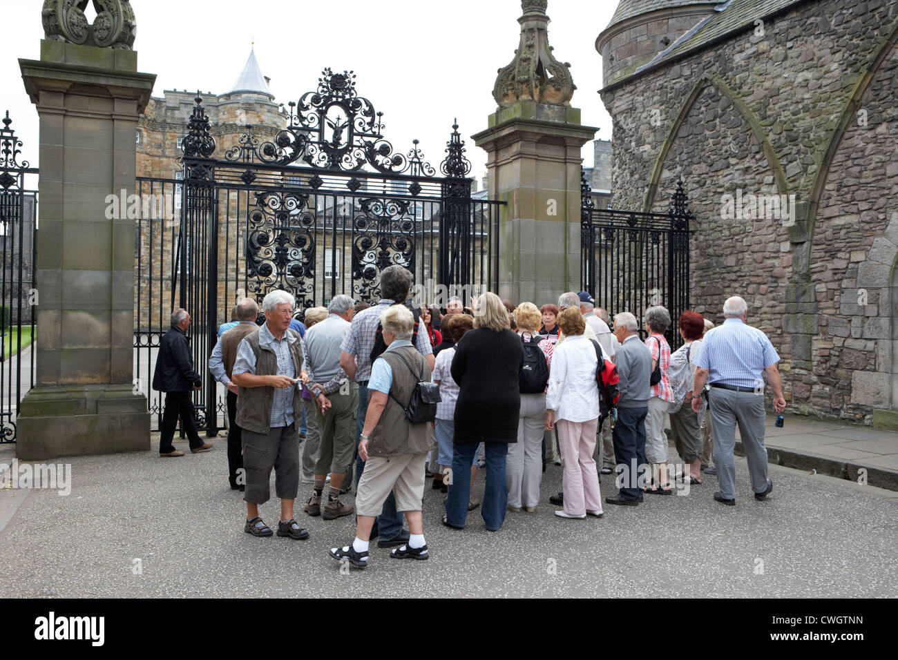 Gruppo di tour al di fuori del palazzo di Holyroodhouse holyrood Edimburgo, Scozia, Regno Unito Foto Stock