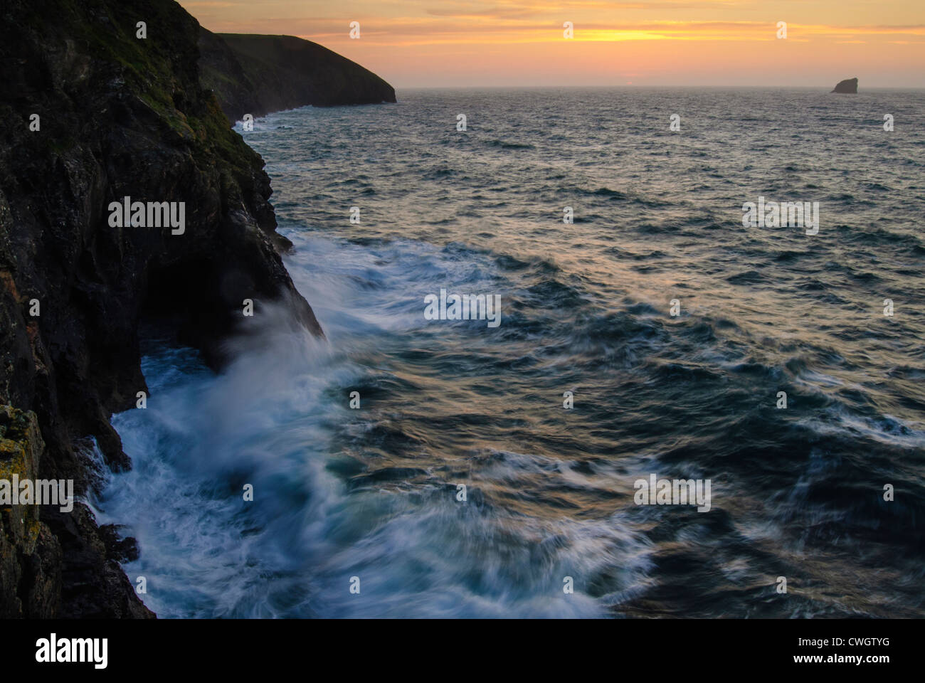 Cornovaglia costa con scogliere rocciose al tramonto, Sant'Agnese, Inghilterra Foto Stock