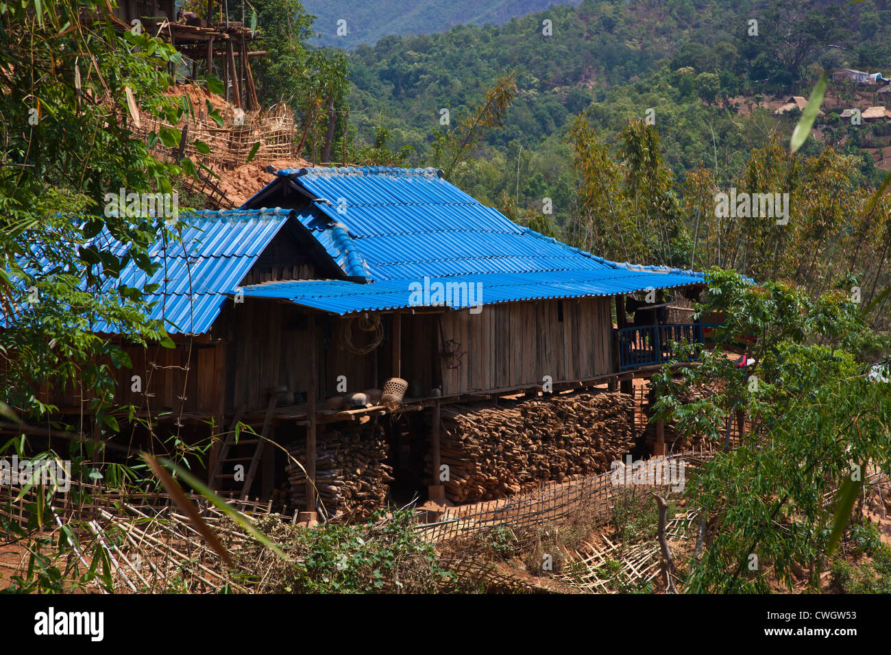 Case con tetti di metallo in un ANN villaggio tribale nei pressi di Kengtung noto anche come KYAINGTONG - Myanmar Foto Stock