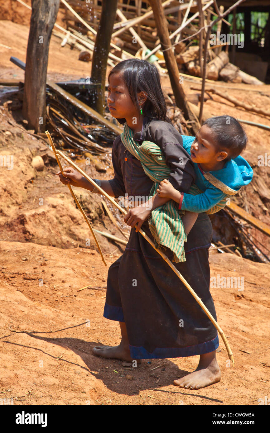 ANN bambini tribali a piedi al loro villaggio nei pressi di Kengtung noto anche come KYAINGTONG - Myanmar Foto Stock