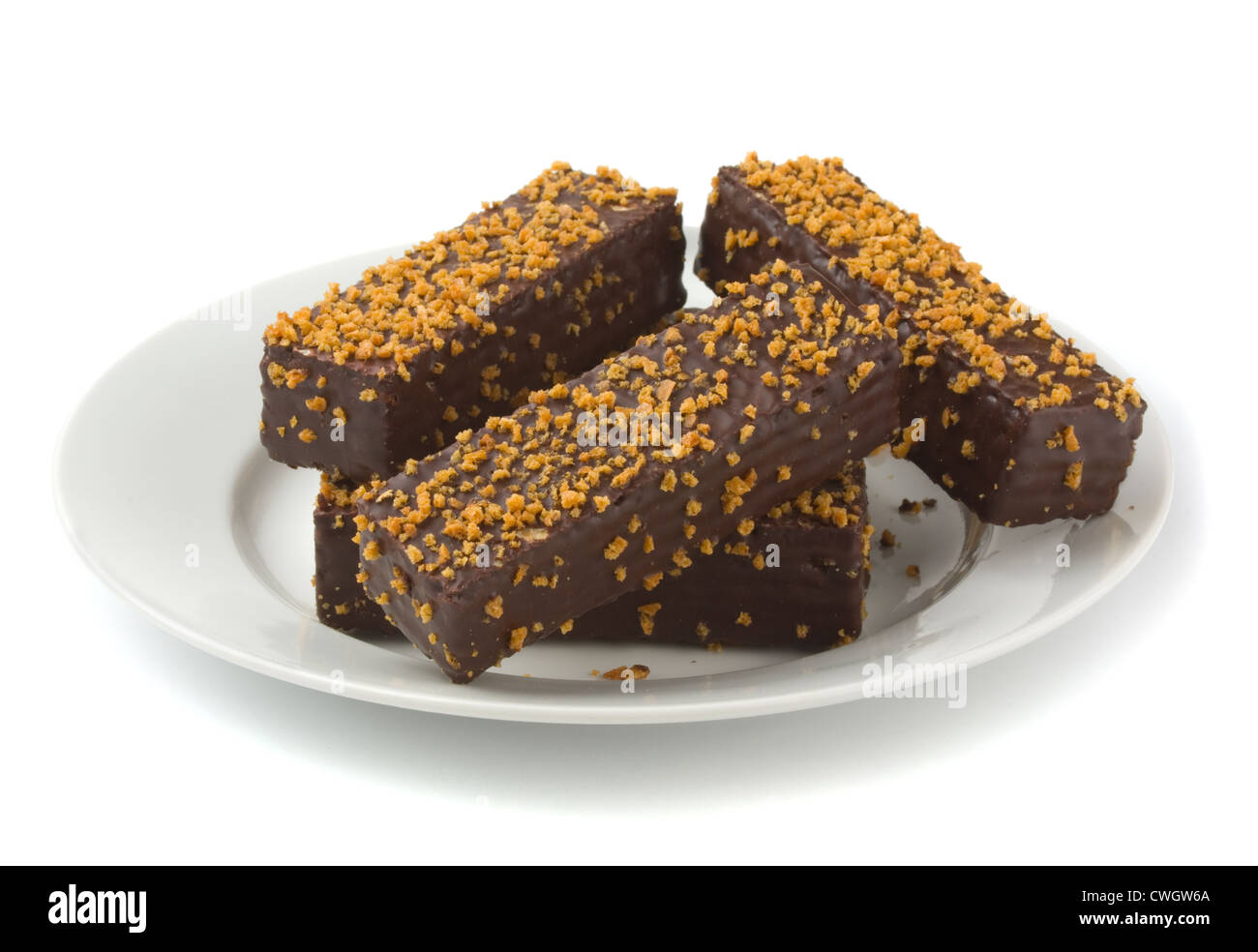 Piccola torta al cioccolato bar sulla piastra isolata su bianco Foto Stock