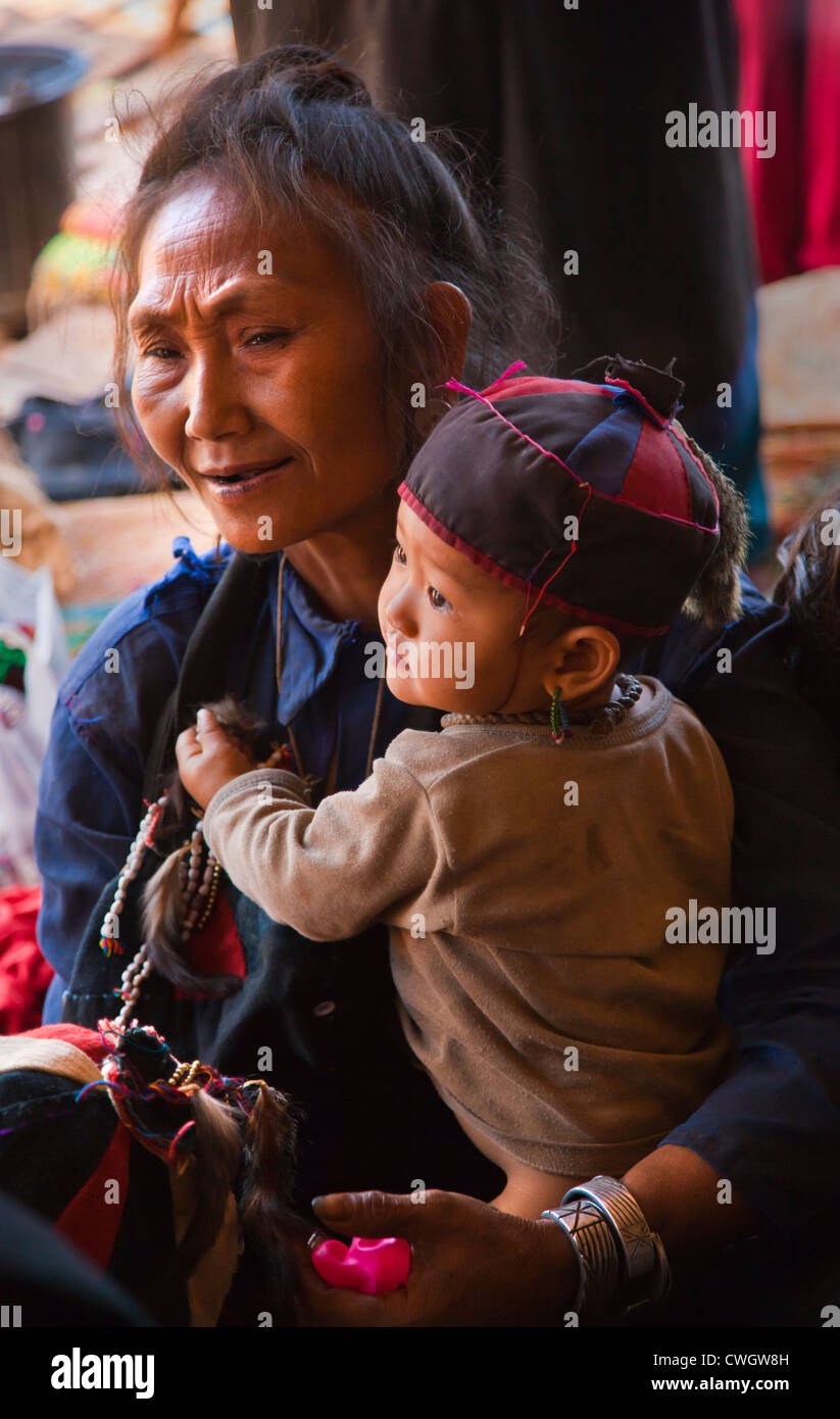 Un ANN donna tribale con suo nipote in abito tradizionale nel suo villaggio nei pressi di Kengtung noto anche come KYAINGTONG - Myanmar Foto Stock