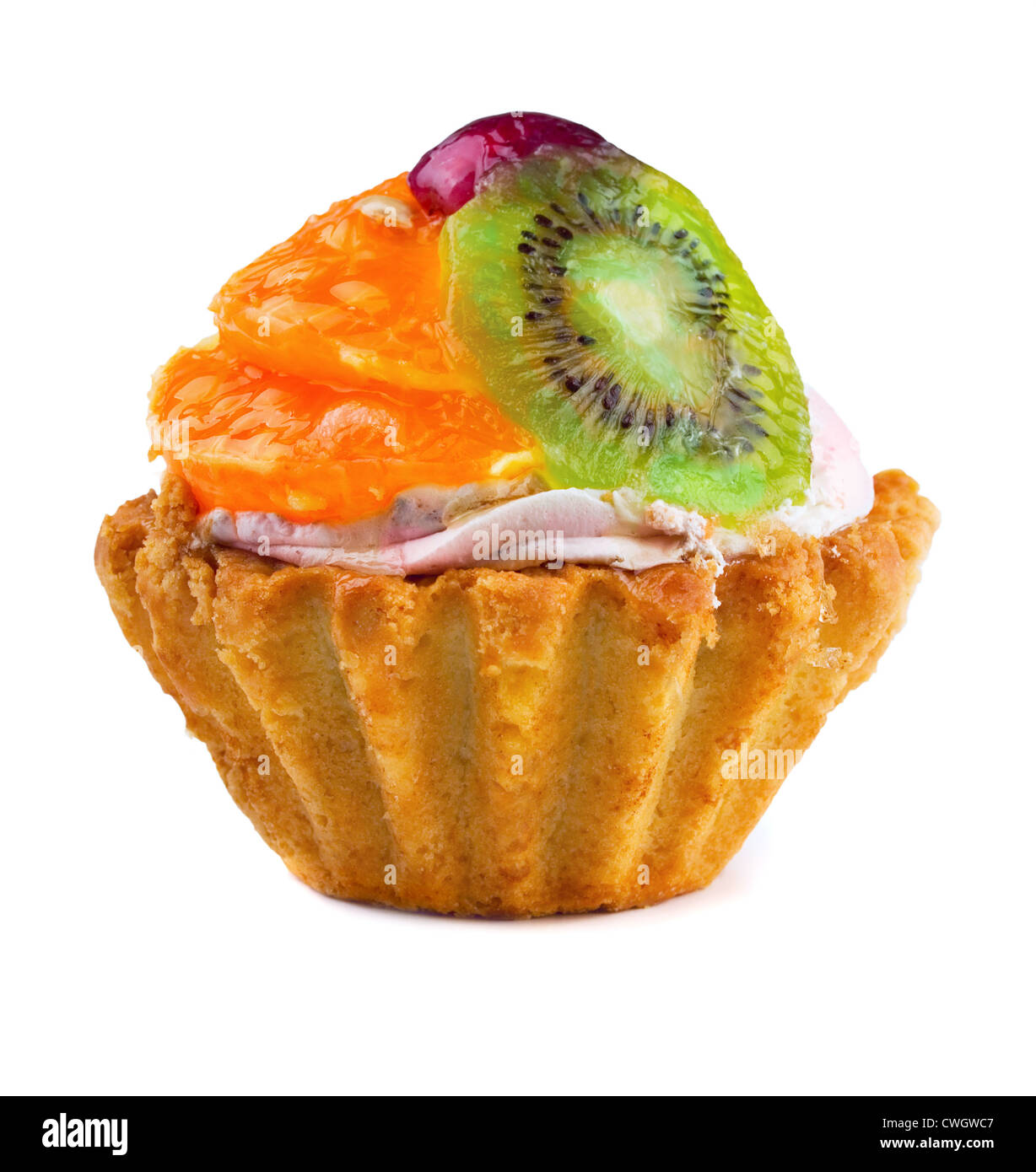 Dolce tortina con frutti e bacche isolato su bianco Foto Stock