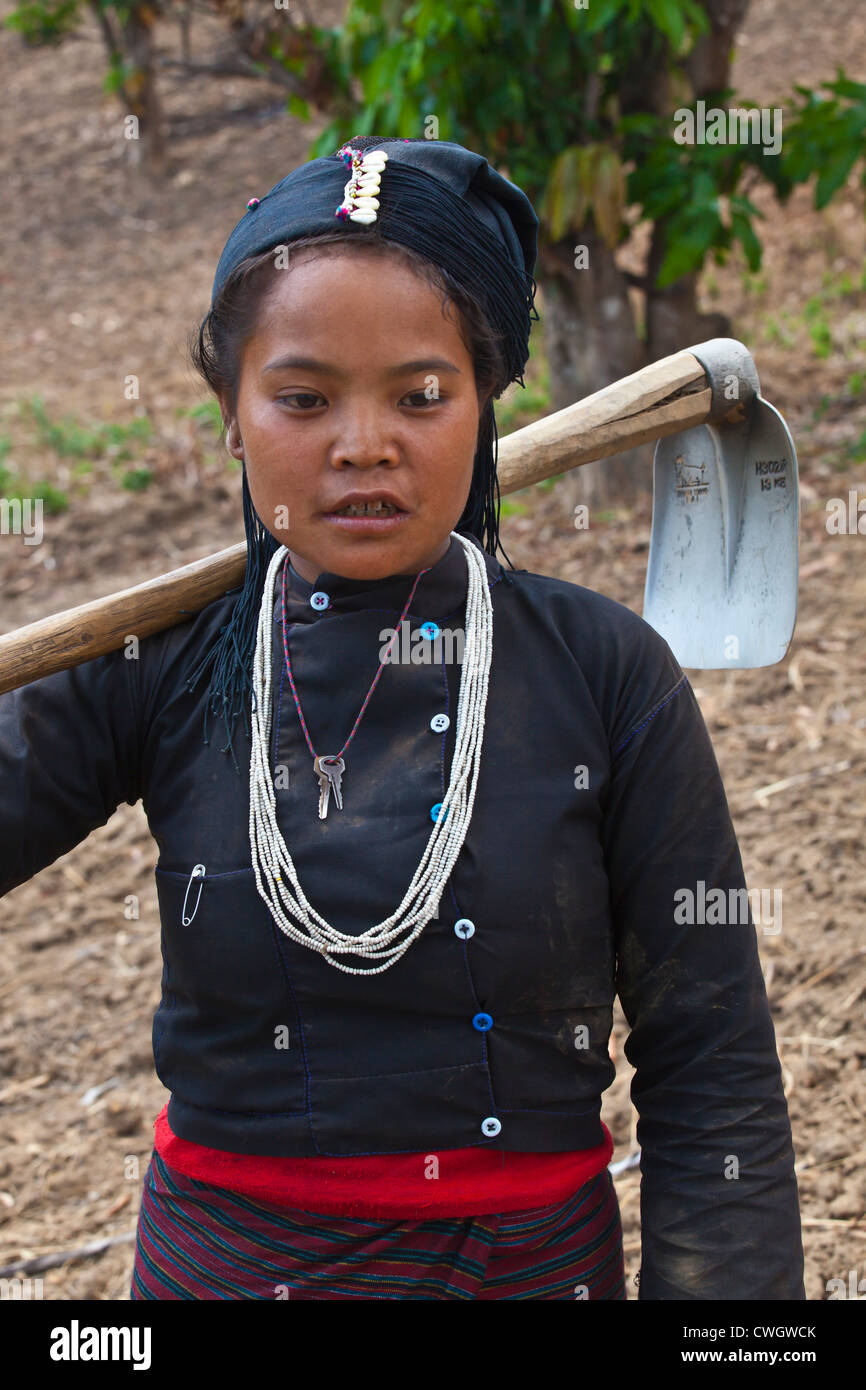 ANN i villaggi tribali arare la terra con la mano in un villaggio nei pressi di Kengtung o KYAINGTONG - Myanmar Foto Stock