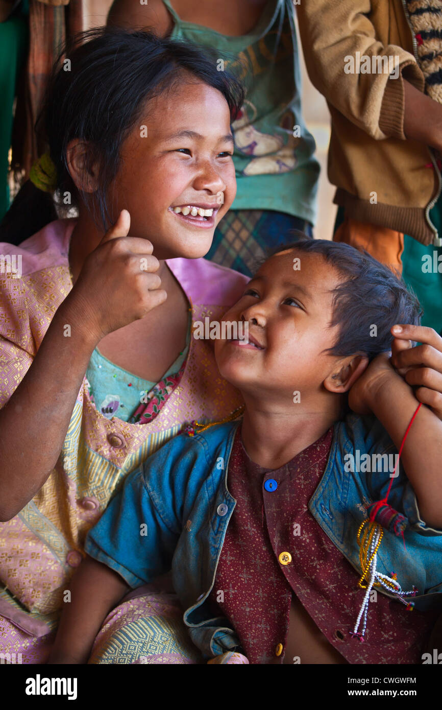 ANN tribali ridere i bambini in un villaggio nei pressi di Kengtung o KYAINGTONG - Myanmar Foto Stock