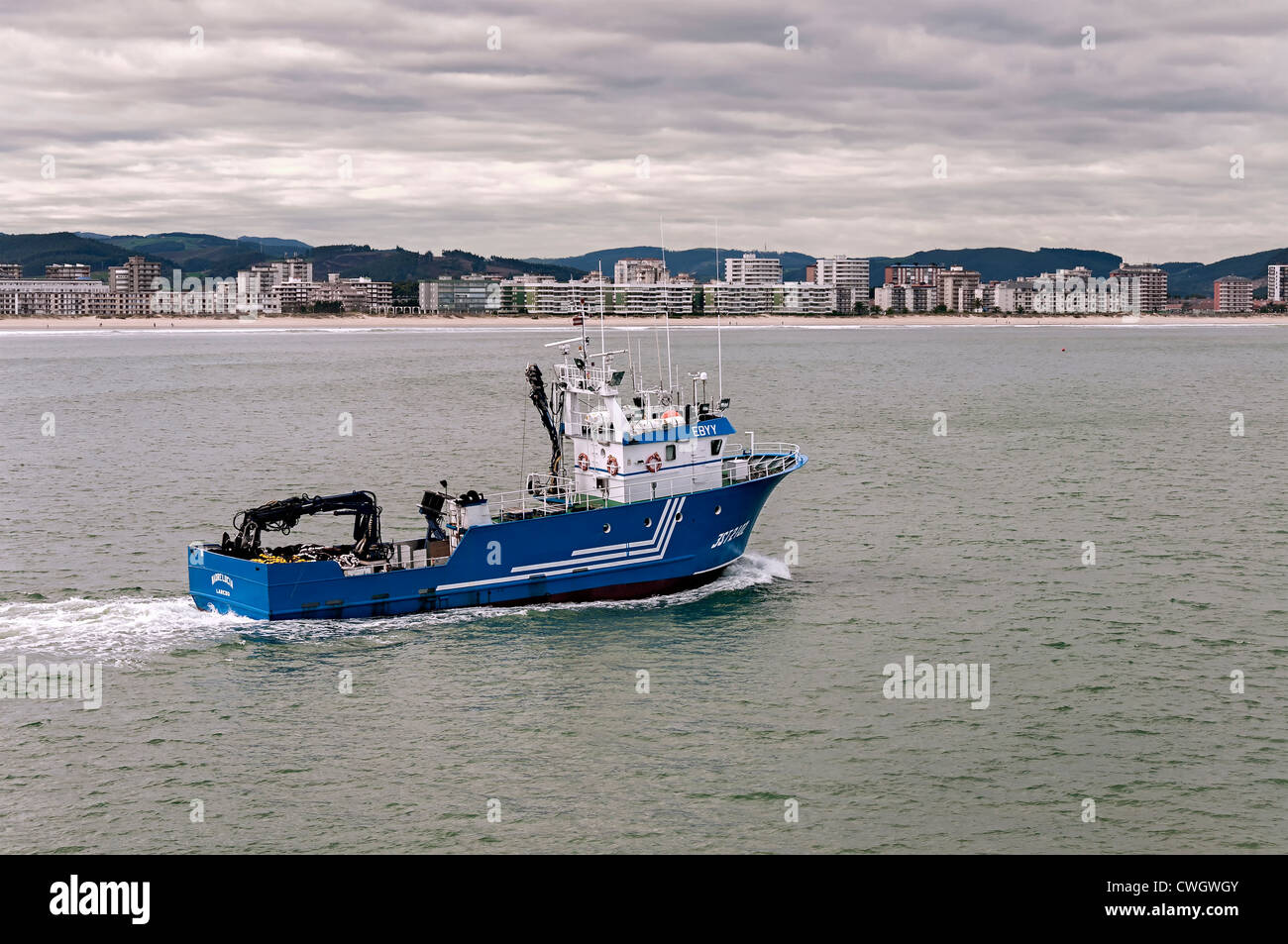 Barca da pesca di lasciare il porto della città di Laredo a pescare in Cantabria, Spagna, Europa Foto Stock