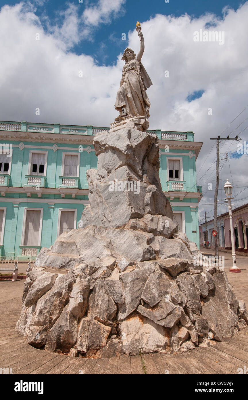 Monumento alla Statua della libertà e architettura coloniale, Parco Jose Martí, Remedios, Cuba. Foto Stock