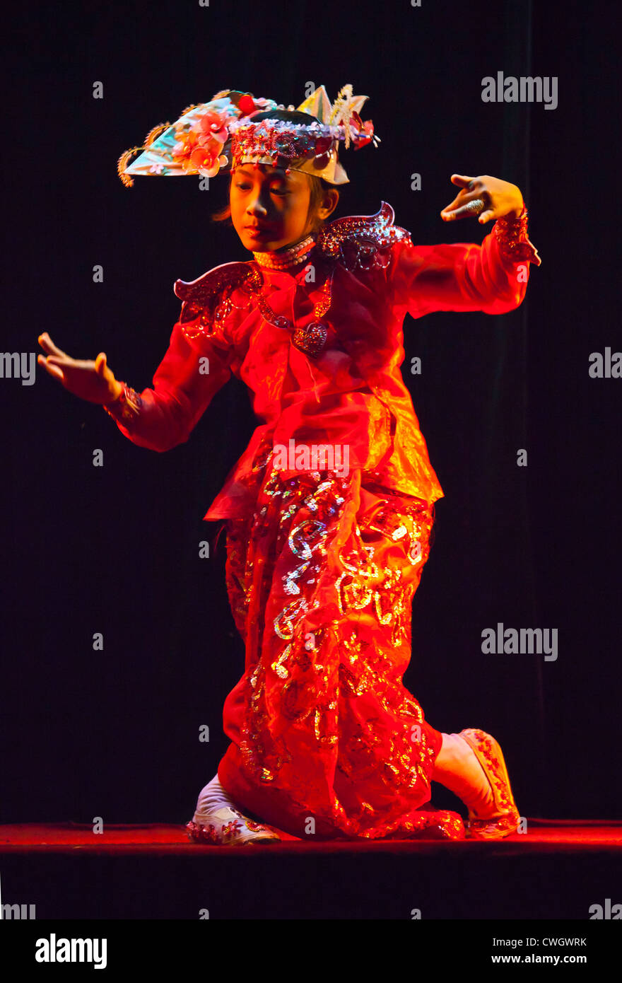 Danza tradizionale viene eseguita al Mandalay teatro di marionette - Mandalay, MYANMAR Foto Stock