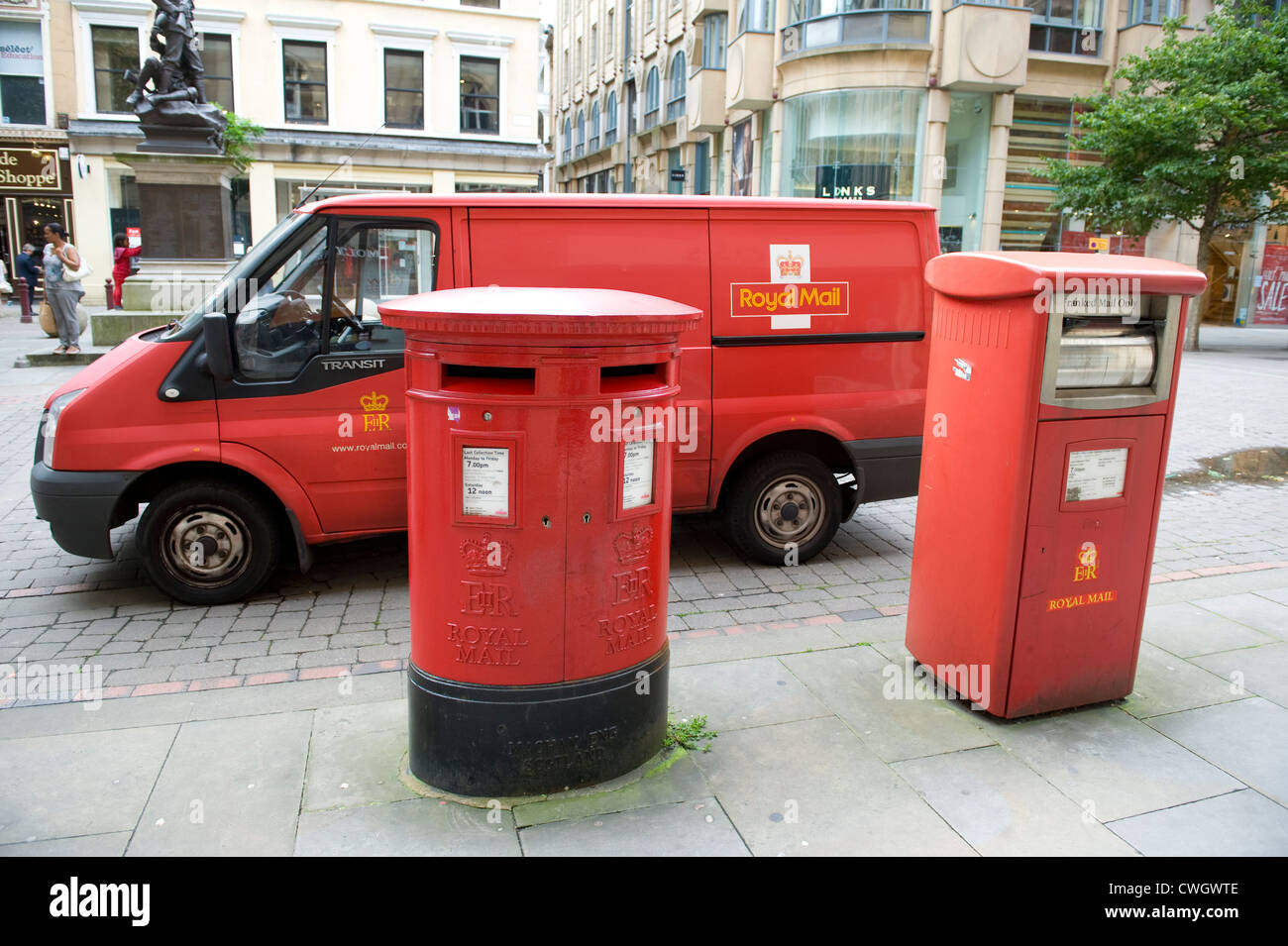 Red royal mail van parcheggiato dietro un double letter box e di una cassetta postale affrancati in Manchester City Centre Foto Stock