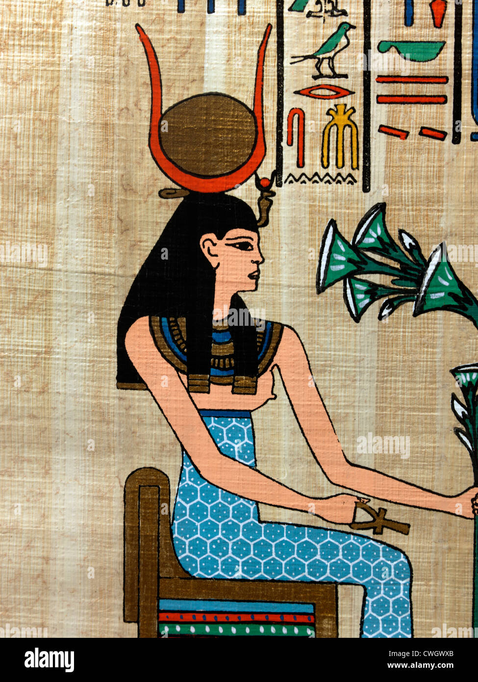 Papiro egiziano dipinto della dea Hathor con disco solare, corna e Uraeus lei tiene un Ankh Foto Stock