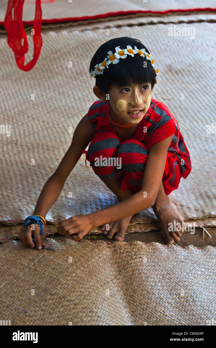 Una ragazza birmano con pelle crema schiarente sull isola di INWA il regno birmano capitol per 400 anni - Myanmar Foto Stock
