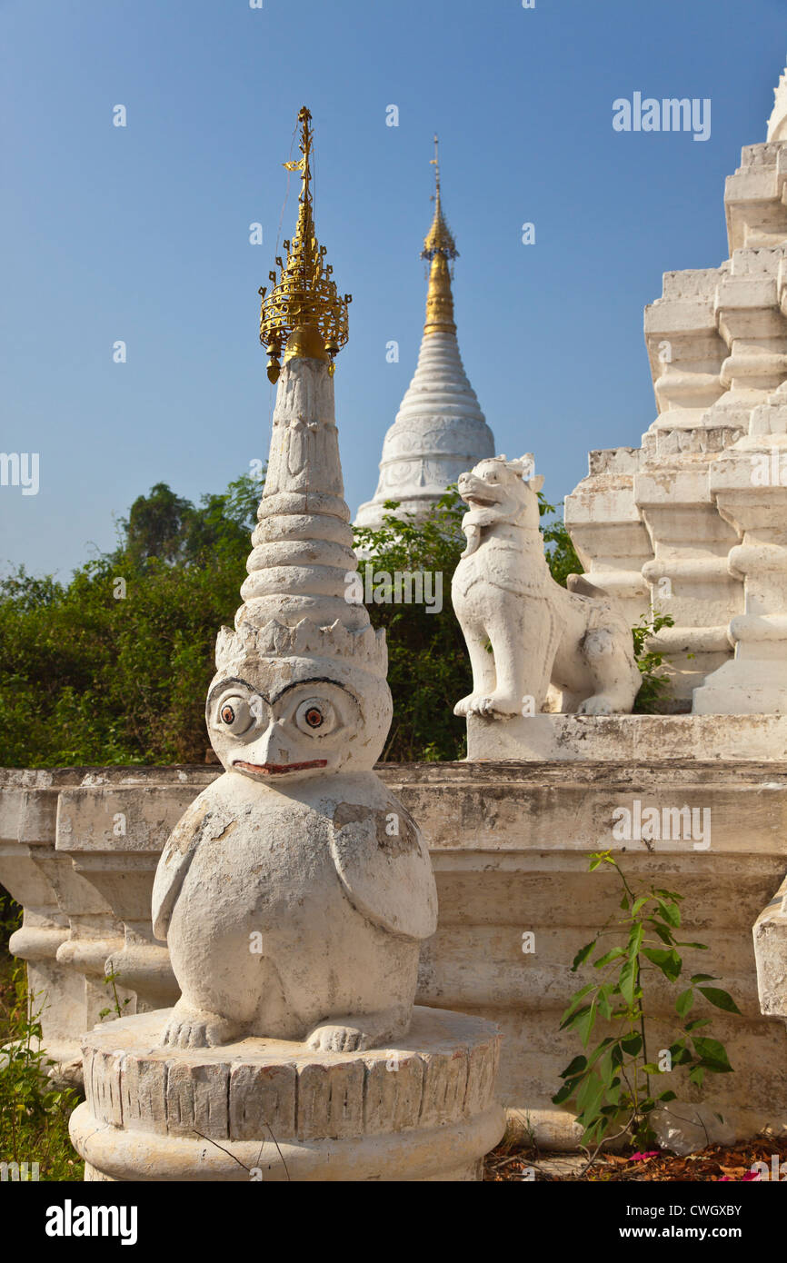 PAYAS buddista con gufo in INWA storico che è servita come regni birmani di capitale per 400 anni - Myanmar Foto Stock