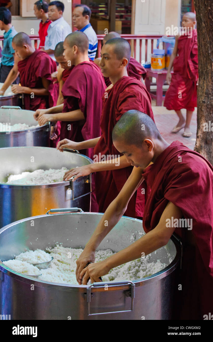 I monaci buddisti sono alimentati ogni giorno alle 11.00 presso il monastero MAHAGANDAYON - Mandalay, MYANMAR Foto Stock