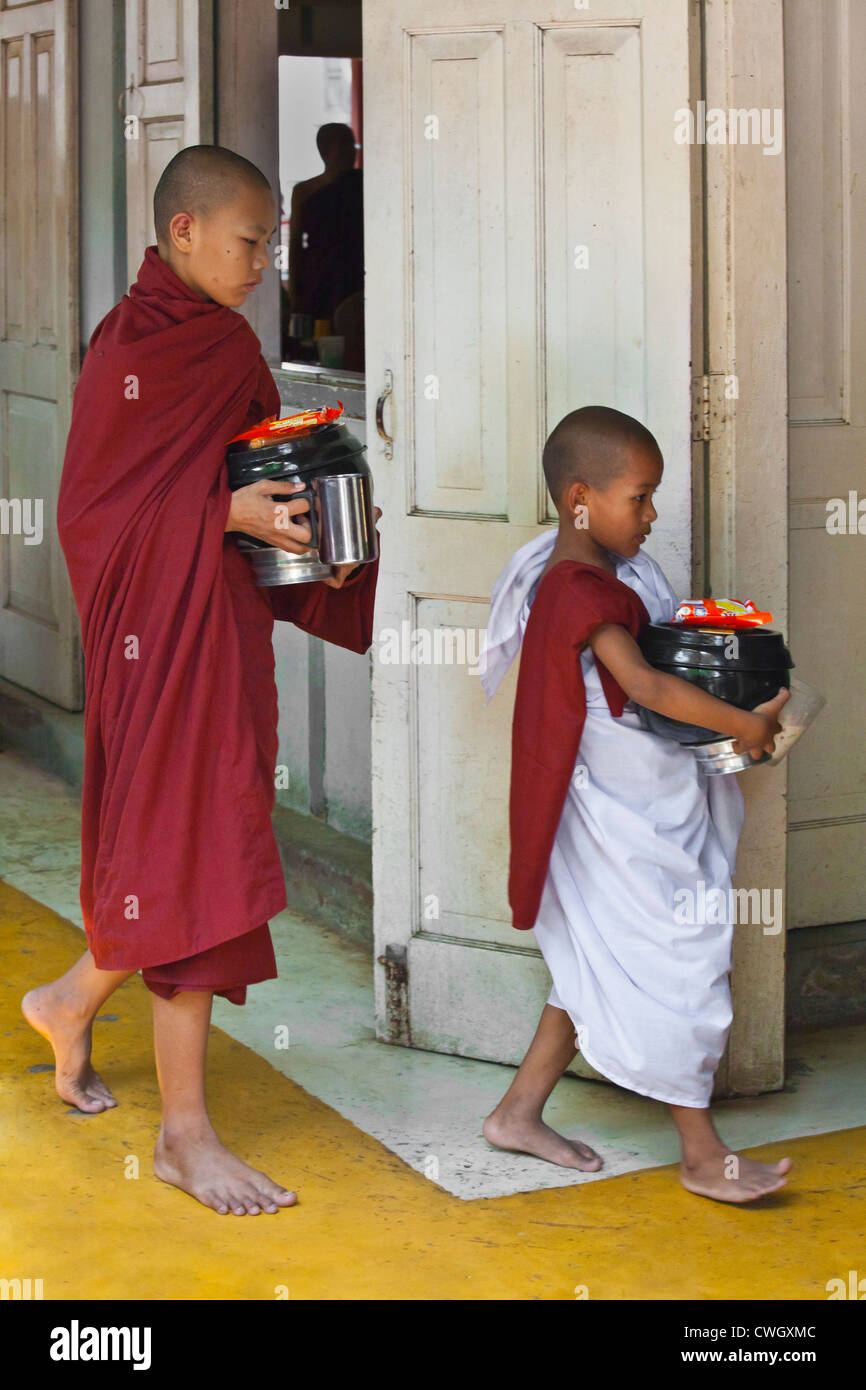 I monaci buddisti sono alimentati ogni giorno alle 11.00 presso il monastero MAHAGANDAYON - Mandalay, MYANMAR Foto Stock
