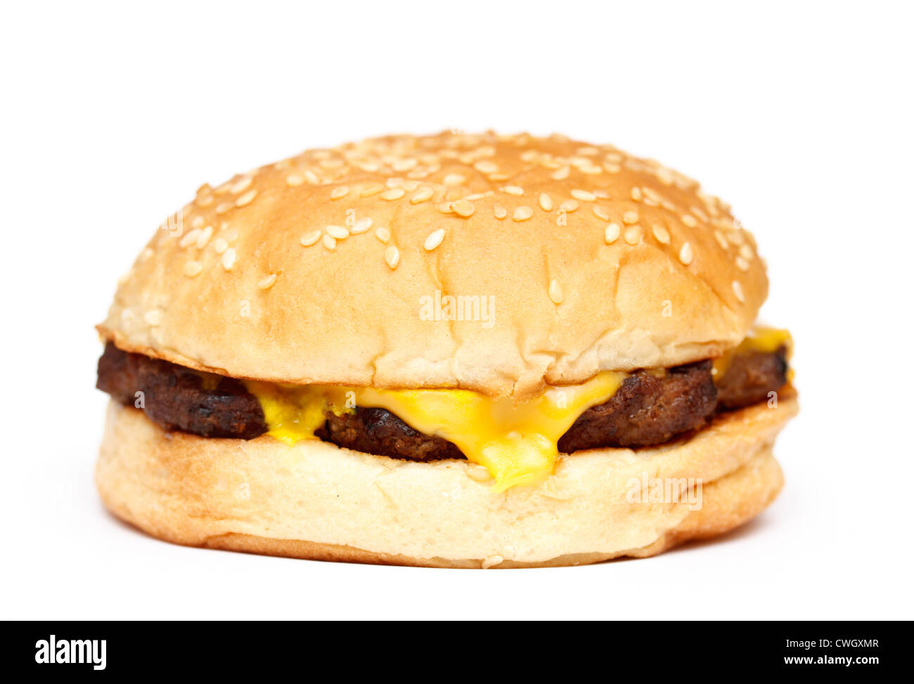 Il fast food cheeseburger su sfondo bianco Foto Stock