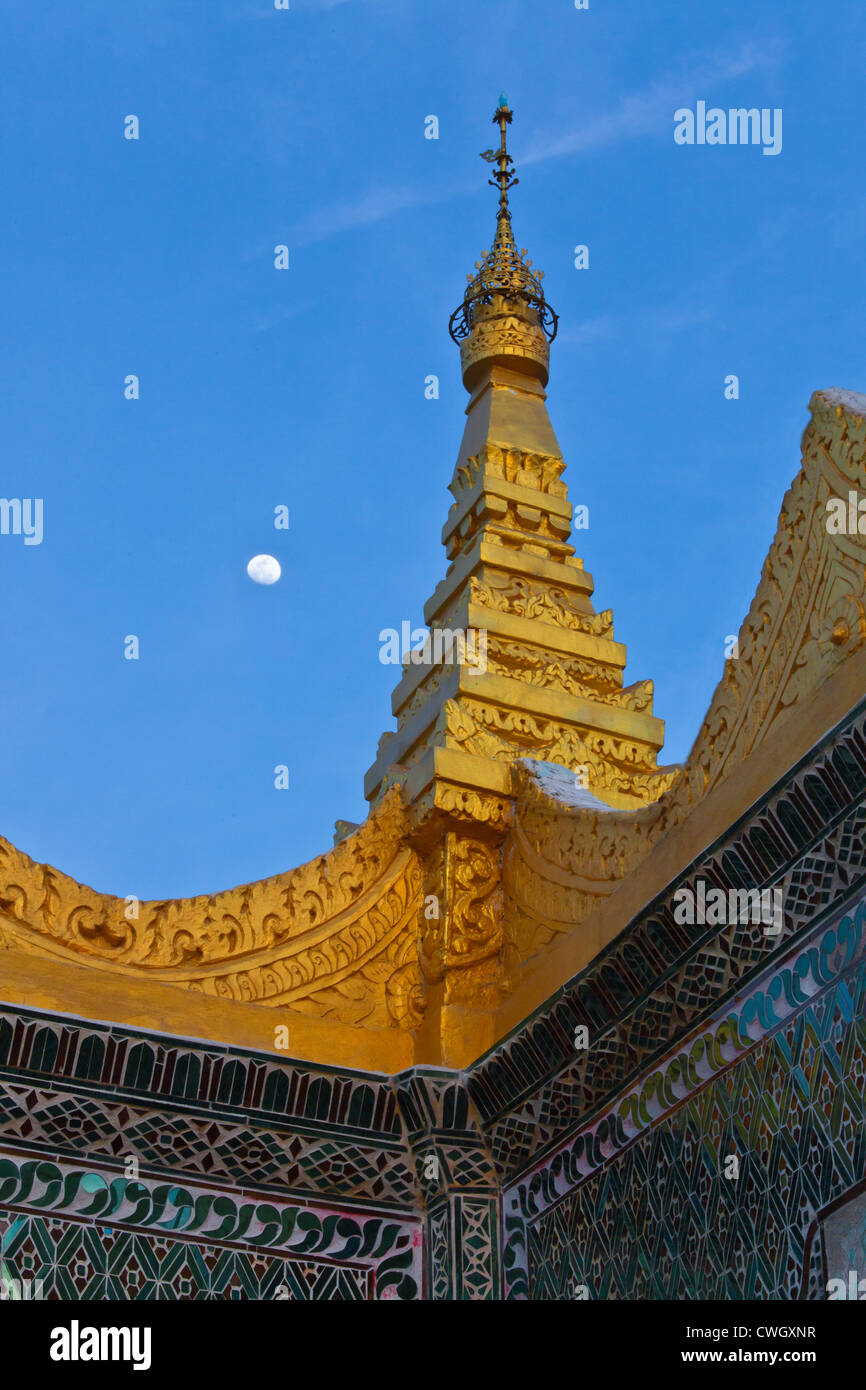 Santuario buddista e la luna in cima al Mandalay Hill - Mandalay, MYANMAR Foto Stock