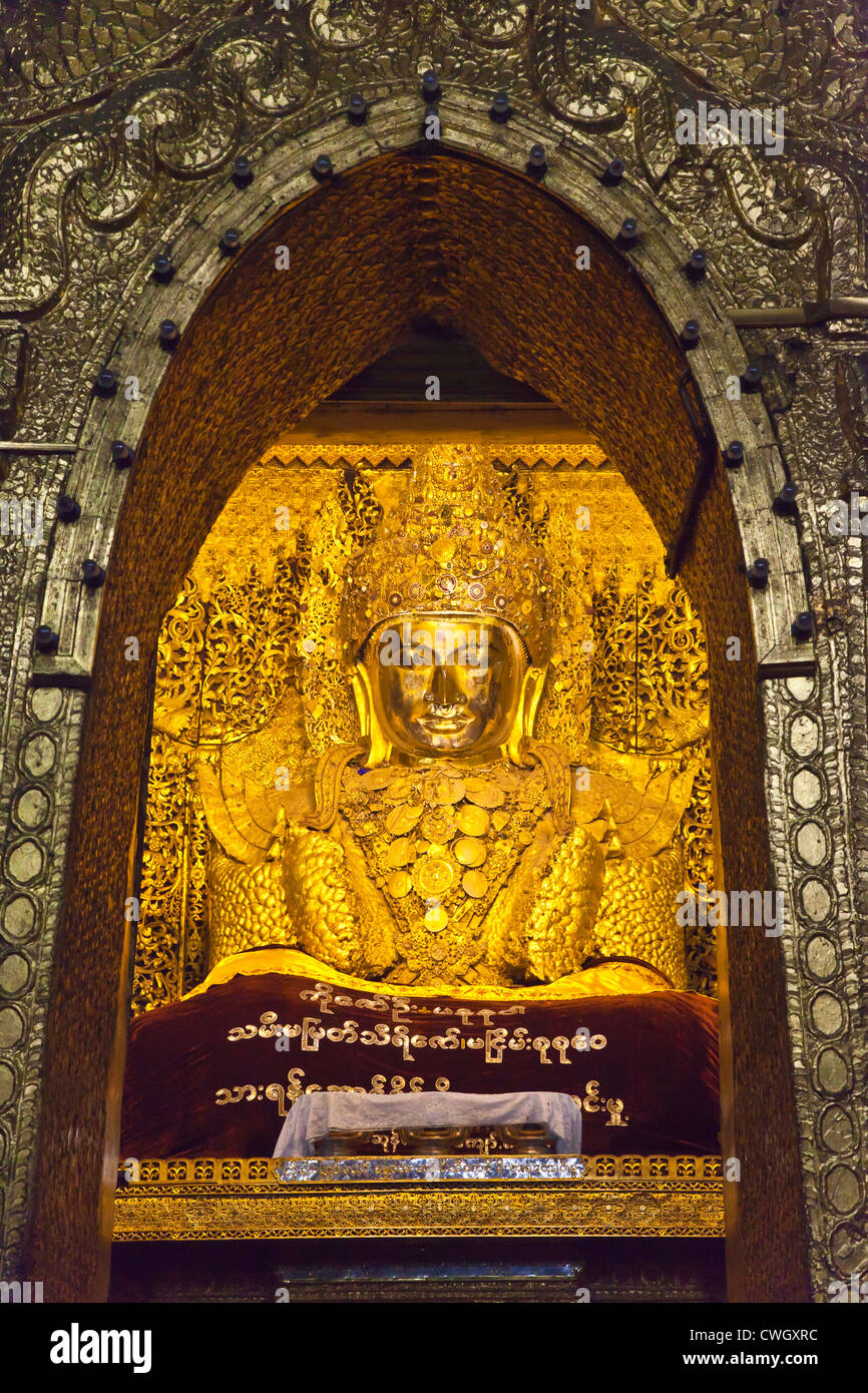 La molto venerata MAHAMUNI BUDDHI all'interno della MAHAMUNI PAYA costruito da Re Bodwpaya nel 1784 - Mandalay, MYANMAR Foto Stock