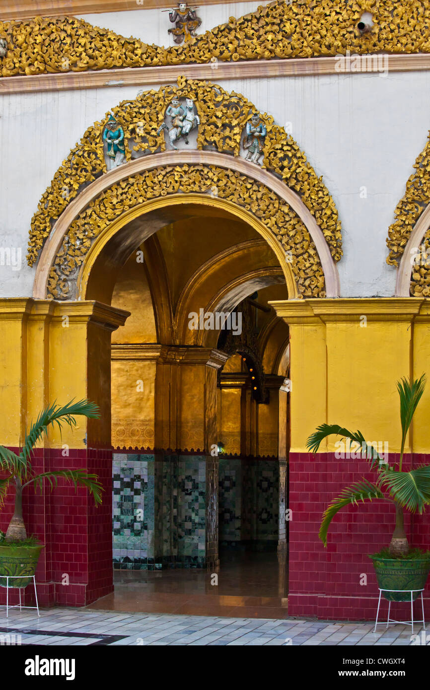 Archi dorati della MAHAMUNI PAYA o il tempio costruito dal re Bodawpaya nel 1784 - Mandalay, MYANMAR Foto Stock