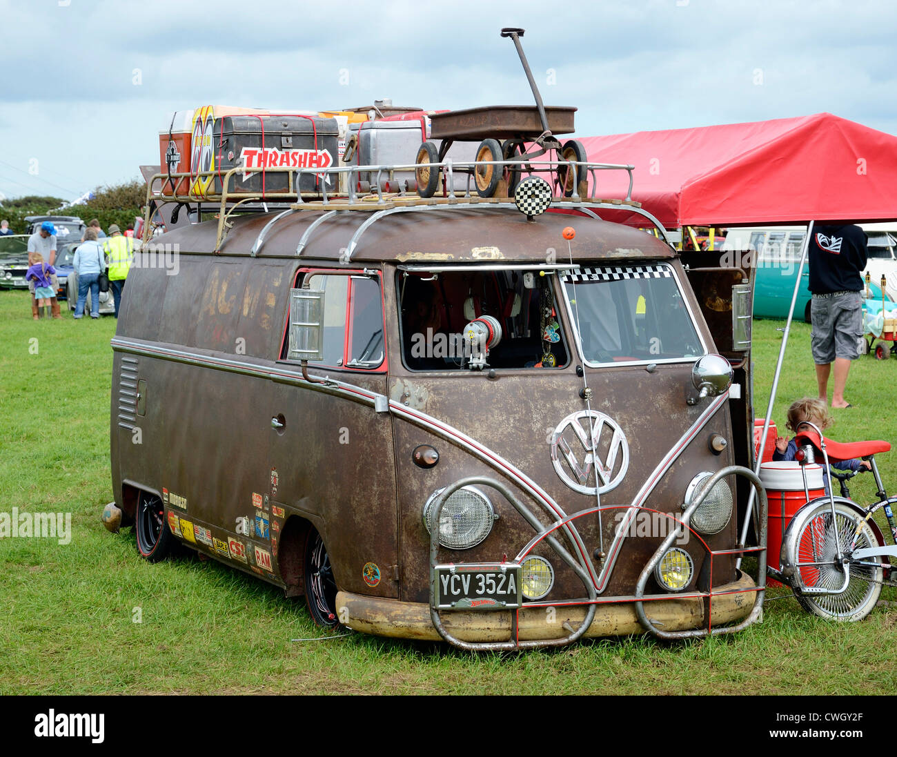 Una VW camper van a una Volkswagen rally in Cornwall, Regno Unito Foto Stock