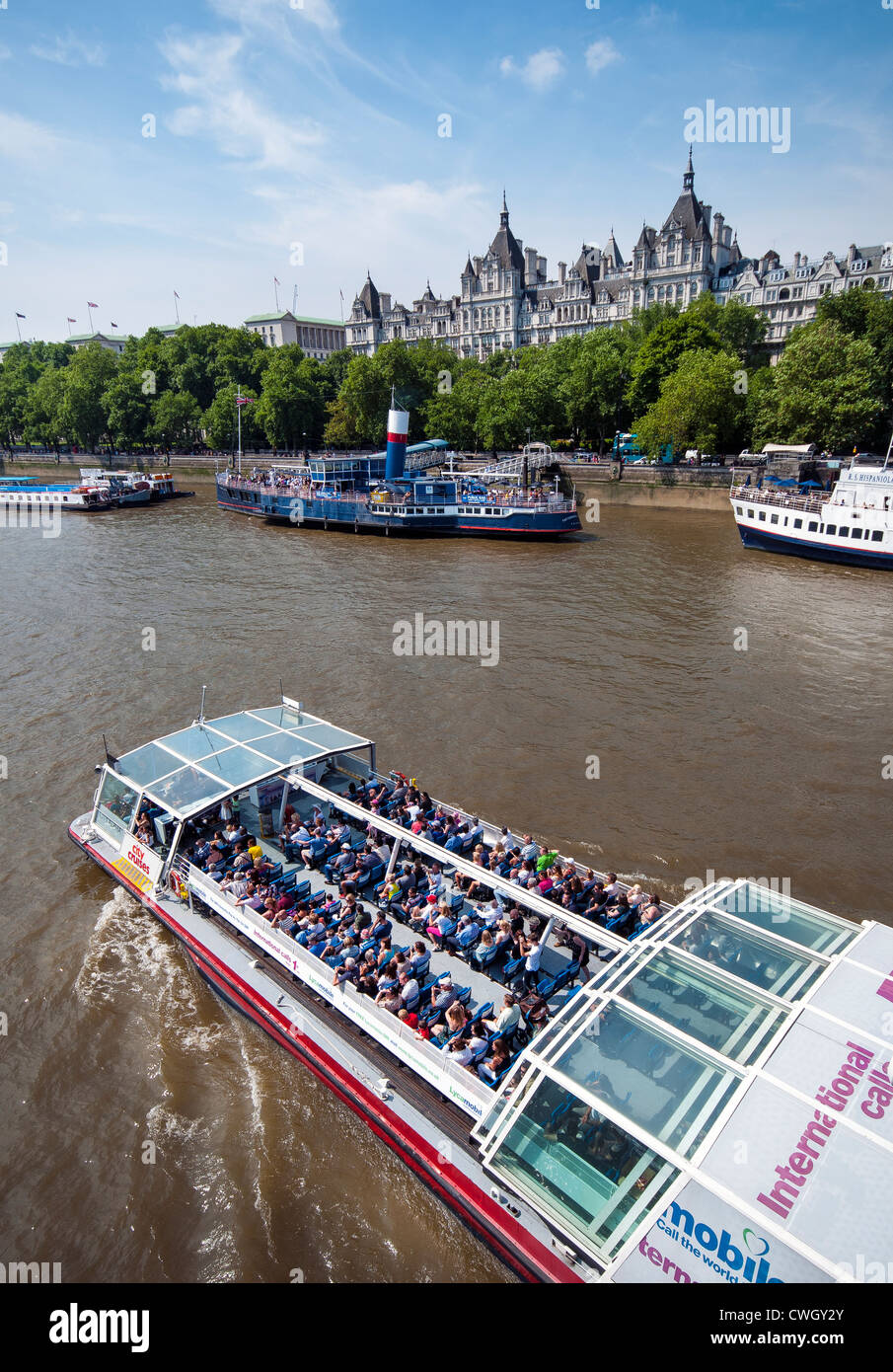 Vista vedere tour in barca sul fiume Tamigi, Londra Foto Stock