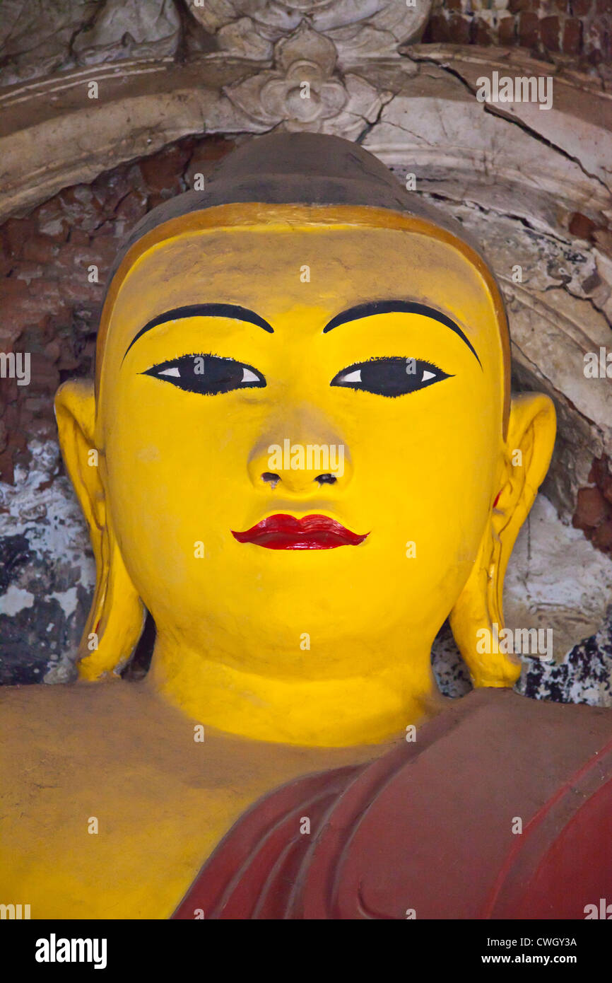 Statua di Buddha nel TAUNG MIN GYI pagoda in complesso AMARAPURA la vecchia capitale reale 11 chilometri da MANDALAY - Myanmar Foto Stock