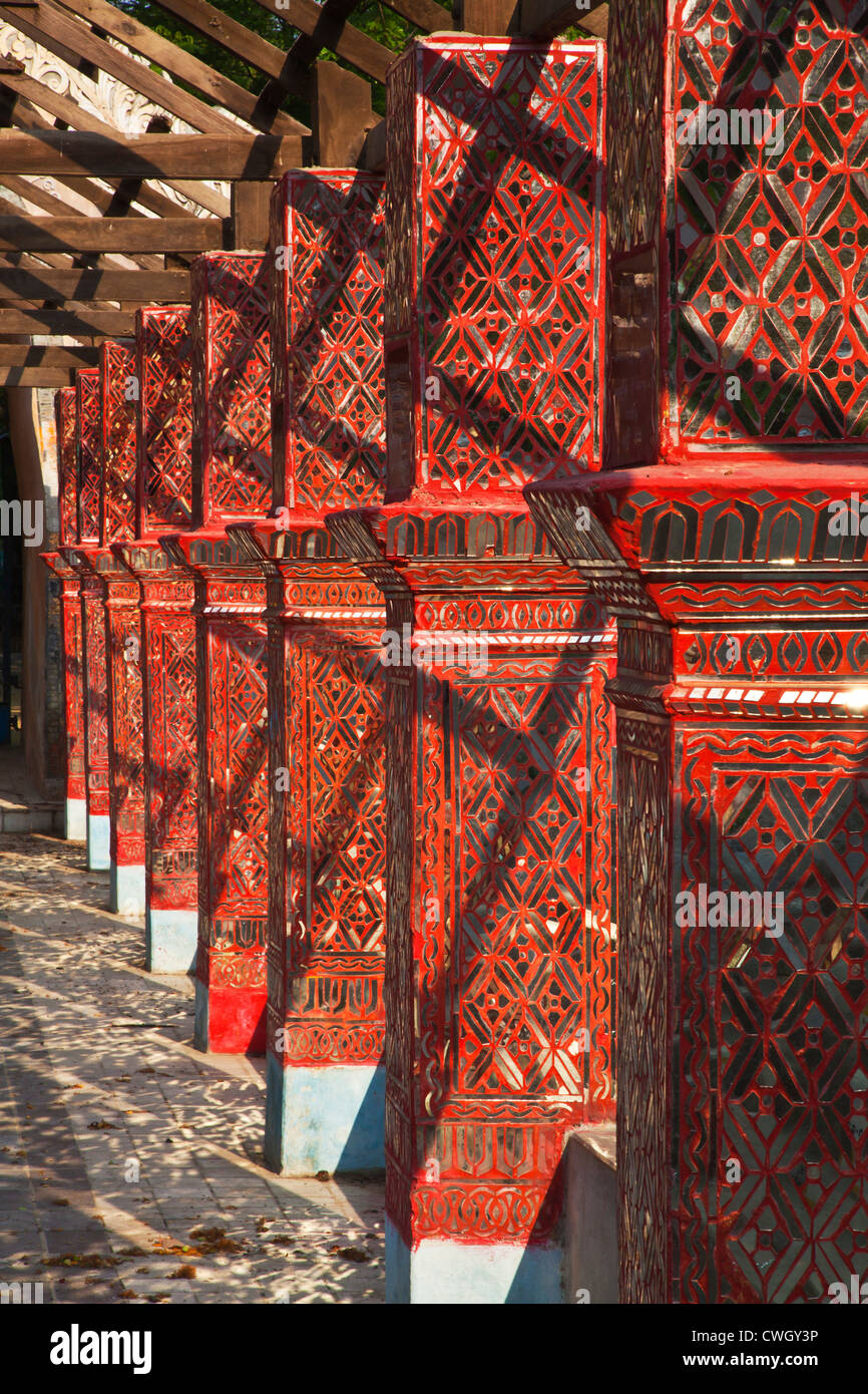 Il lavoro di vetro sui pilastri che portano alla TAUNG MIN GYI pagoda in AMARAPURA - Mandalay, MYANMAR Foto Stock