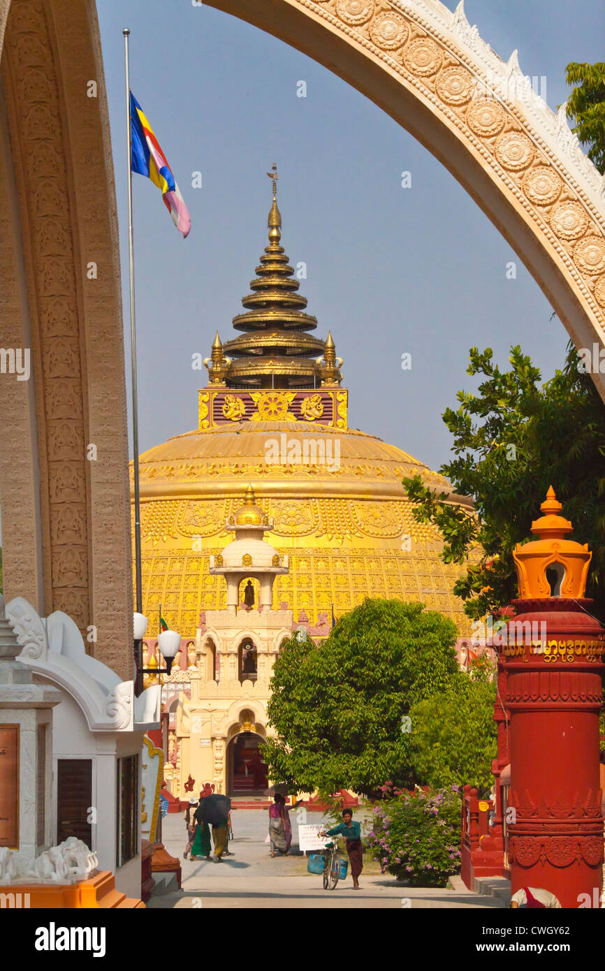 La parte esterna del mondo THIDAGU università buddista si trova alla base della collina SAGAING vicino a Mandalay - Myanmar Foto Stock