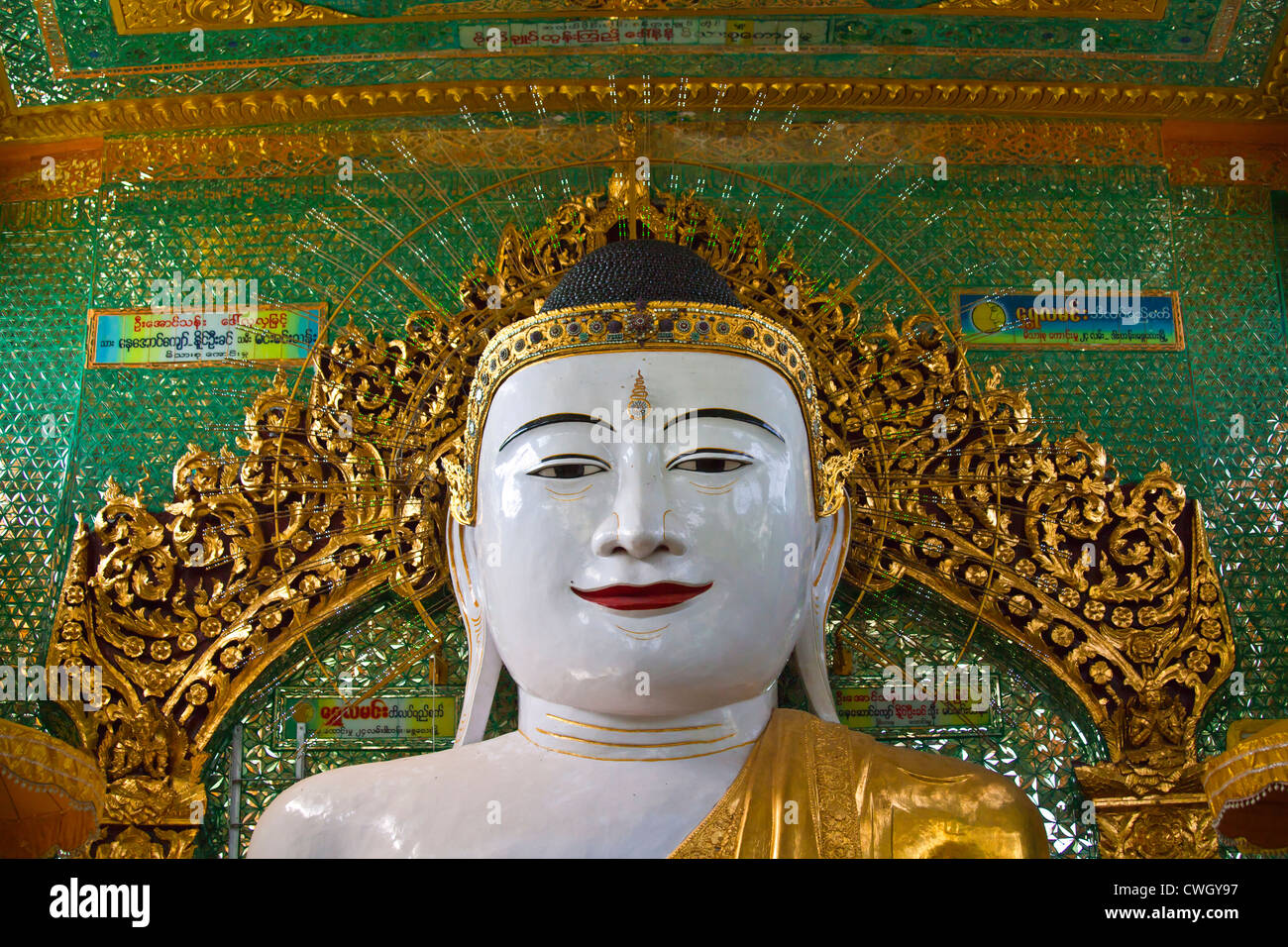 Statua di Buddha a U PONYA SHIN pagoda in cima SAGAING collina vicino MANDALAY - Myanmar Foto Stock