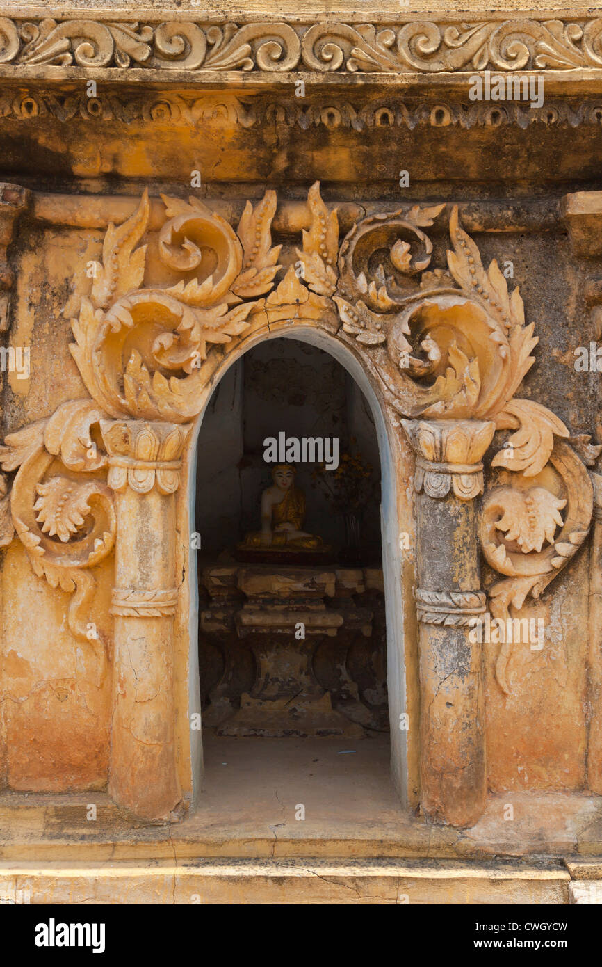 Porta dettaglio di uno dei 325 Stupas a PALEIK DAL PERIODO KONBAUNG - Mandalay, MYANMAR Foto Stock