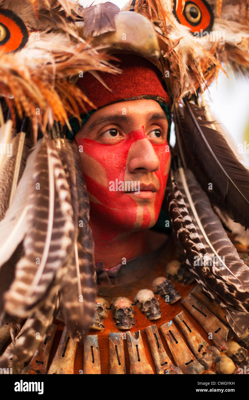 Un maschio nativo Maya vestito con il carattere di Buho (Owl, un animale Sacro ai Maya) Foto Stock