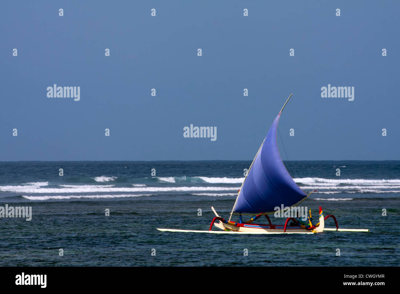 Jukung, Stile Balinese tradizionale barca da pesca con vela off Sanur Beach, Bali, Indonesia Foto Stock