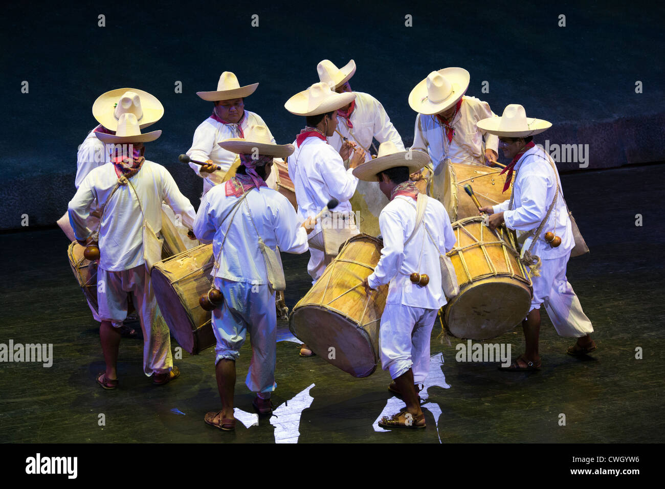 Tamborileros de Tabasco (batteristi Tabasco) Xcaret Messico Espectular Foto Stock