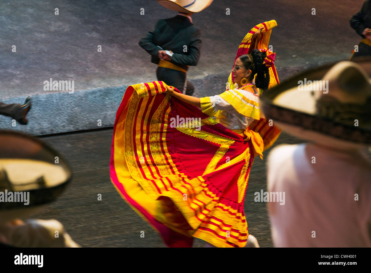 Donna di eseguire 'Ssu de La Negra" una danza culturale da parte dello stato di Tobasco, Messico. Eseguita a Xcaret, Messico spettacolari Foto Stock