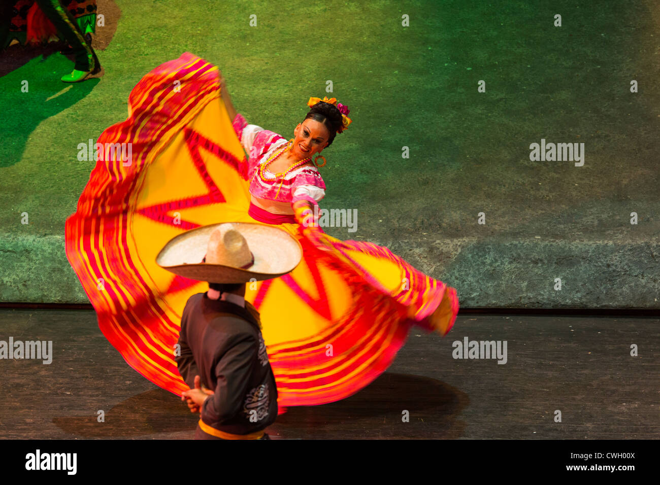 Tradizionale danza culturale da parte dello stato di Tobasco 'Ssu de La Negra" eseguita a Xcaret Messico spettacolari Foto Stock