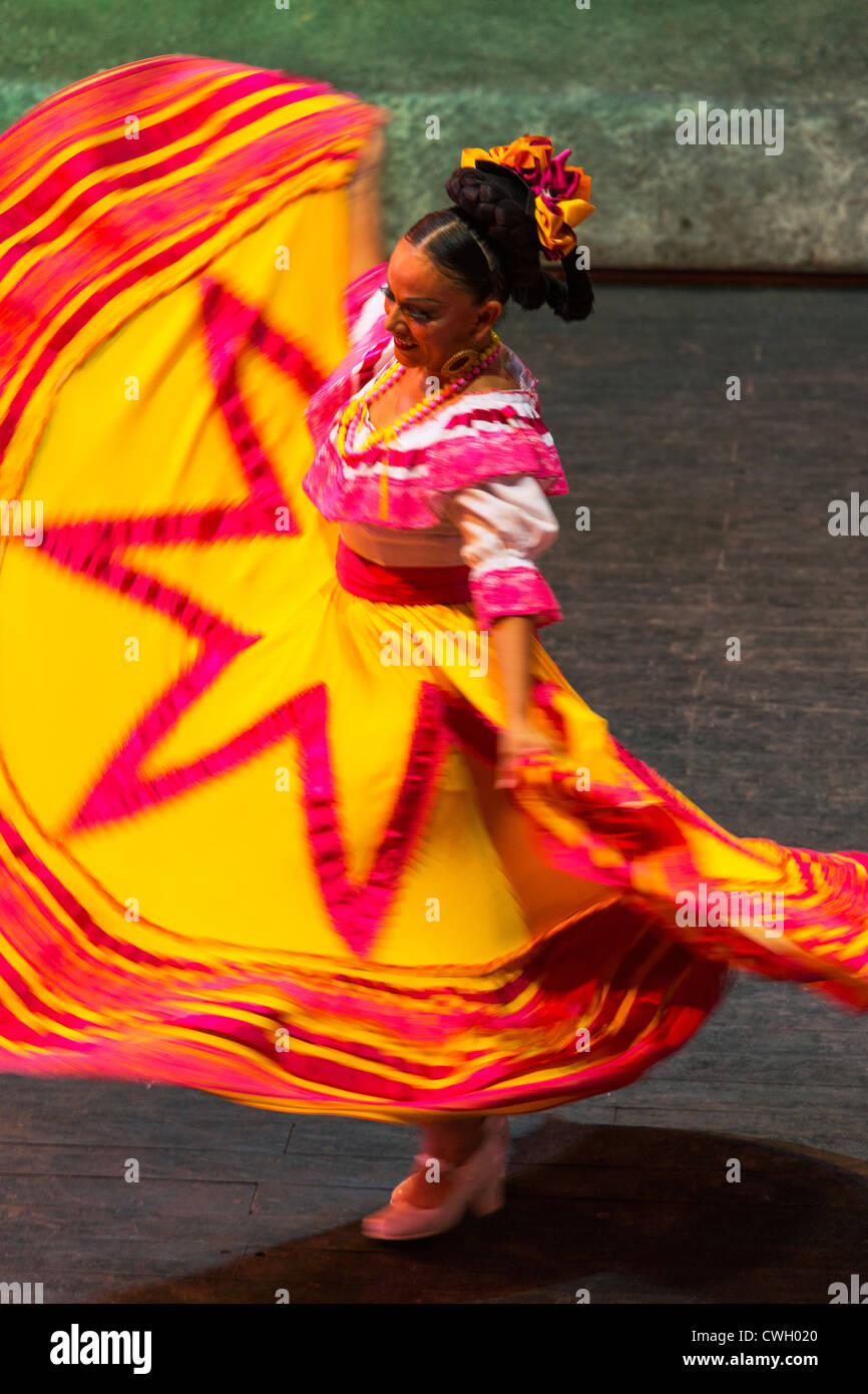 Tradizionale danza culturale da parte dello stato di Tobasco 'Ssu de La Negra" eseguita a Xcaret Messico spettacolari Foto Stock