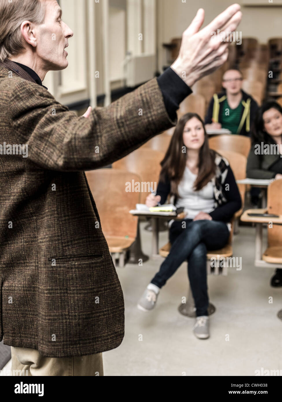 Insegnante a parlare con gli studenti in aula Foto Stock