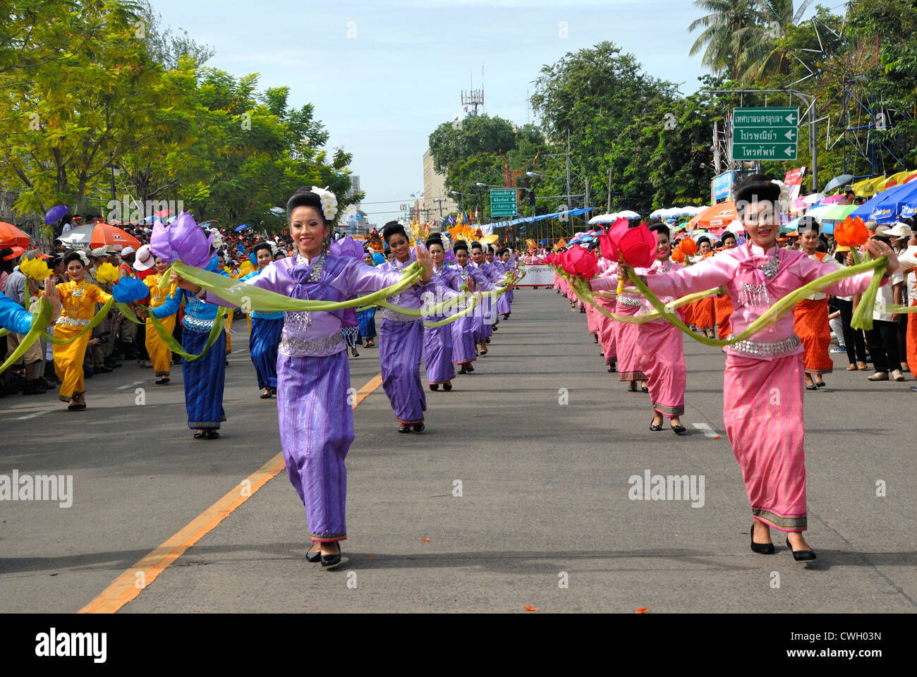 Colorfull Thai costume indossato alla candela di cera e festival (Khao Phansa) su 3/08/2012 di Ubon Ratchathani Nordest della Thailandia Foto Stock