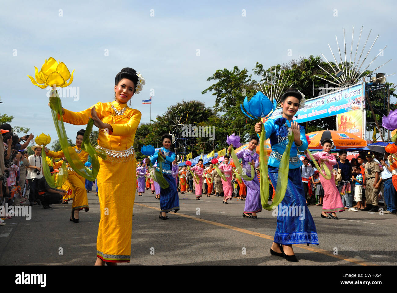 Colorfull Thai costume indossato alla candela di cera e festival (Khao Phansa) su 3/08/2012 di Ubon Ratchathani Nordest della Thailandia Foto Stock