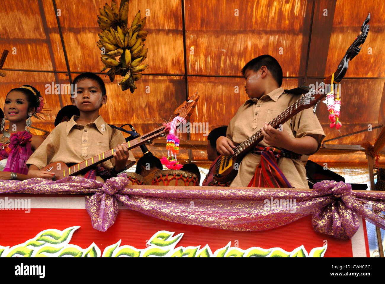 Thai tradizionale bande musicali presso la candela di cera e festival(Kao Phansa) su 2/08/2012 di Ubon Ratchathani. Il nord-est della Thailandia Foto Stock