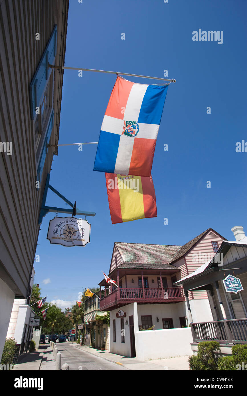 Bandiera della REPUBBLICA DOMINICANA E LA SPAGNA HYPOLITA STREET e storico quartiere di St Augustine, Florida USA Foto Stock